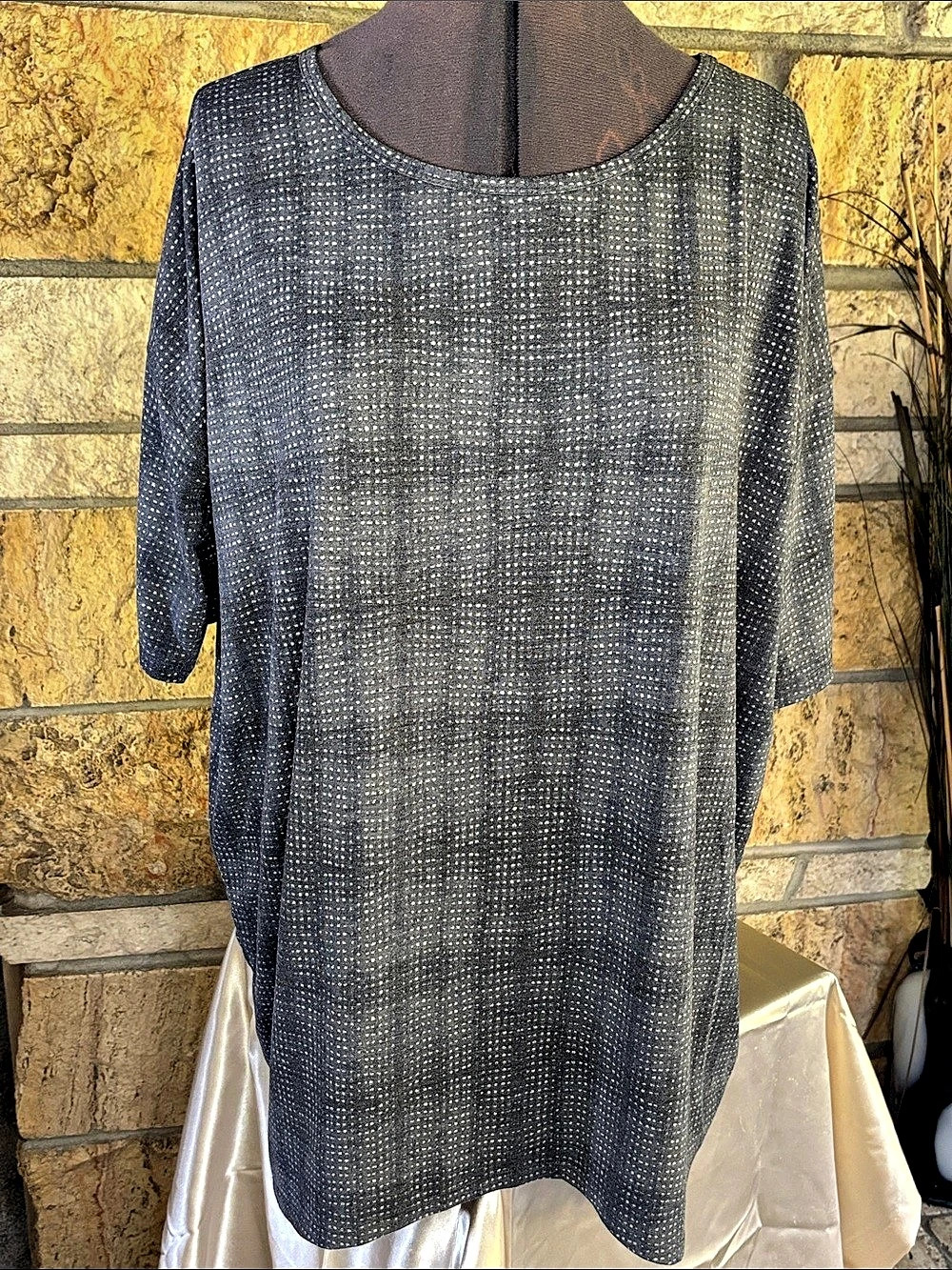 LuLaRoe Perfect T Geometric Tunic in Black & Gray Size Small Like New